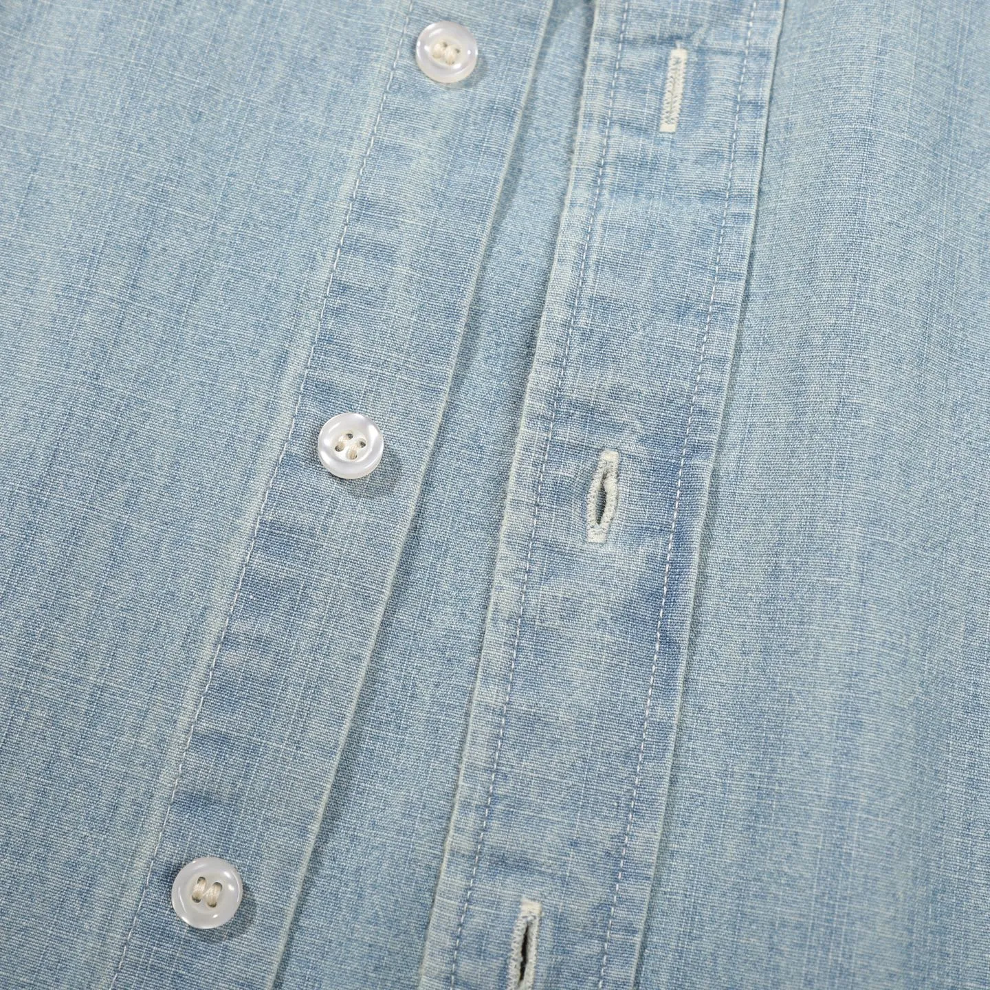 P400 [Original item] Top quality lapel long-sleeved washed denim shirt jacket Four-season men's two-color pure cotton shirt stone-washed retro casual denim shirt Denim shirt is really the most iconic product, decorated with colorful iconic pony embroidery, presenting a classic polo style design. It is a versatile choice from winter to summer. The multiple washes of denim greatly increase the comfort and softness of the fabric. The distressed effect is full of strong American retro style. This one is also closed with eyes closed. Simply YYDS~ The same style for men and women. It can be worn alone or as a cardigan. If you like looseness, choose one size larger. It is more suitable for inner wear~ The overall style is a loose version with a bit of boyfriend style. The silhouette is good and the drape is good. The upper body has a tough style~ It has an American retro denim style. This shirt is suitable for many occasions, whether it is daily leisure or commuting. It is a good choice. It can also be used as a layering jacket/coat. Color: dark blue, light blue, size: S-XL